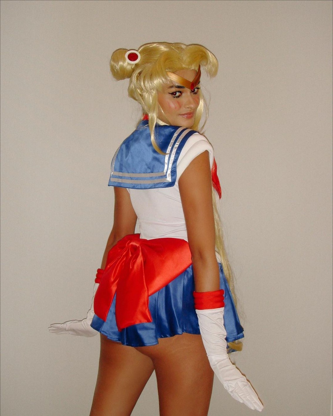 Gizele Oliveira steered clear of traditional Halloween scares and instead wowed her fans with a daring Sailor Moon cosplay. Opting for a sexy twist, she flaunted her curves in a short skirt that left little to the imagination, proving once again that she knows how to keep her followers on the edge of their seats.