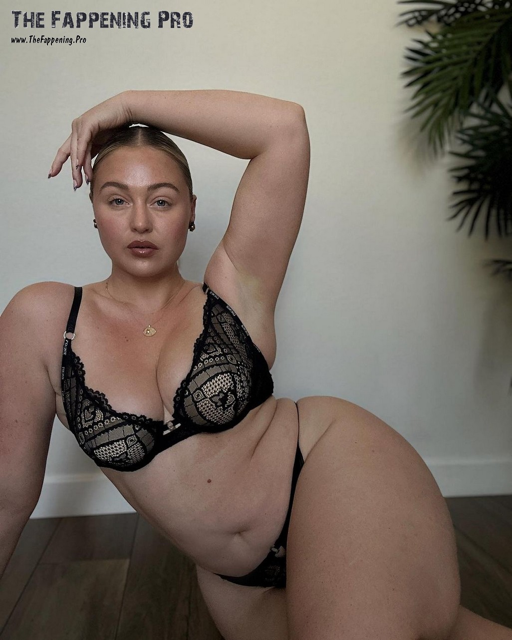 Discover the rising star Iskra Lawrence, with 3.5 million followers on Instagram, showcasing her stunning figure and confidence in black lingerie from Lounge Underwear. Unlike others in the industry, Iskra embraces her curves and beauty without compromising her authenticity. Dive into her world of bold poses and captivating photos that will leave you in awe.