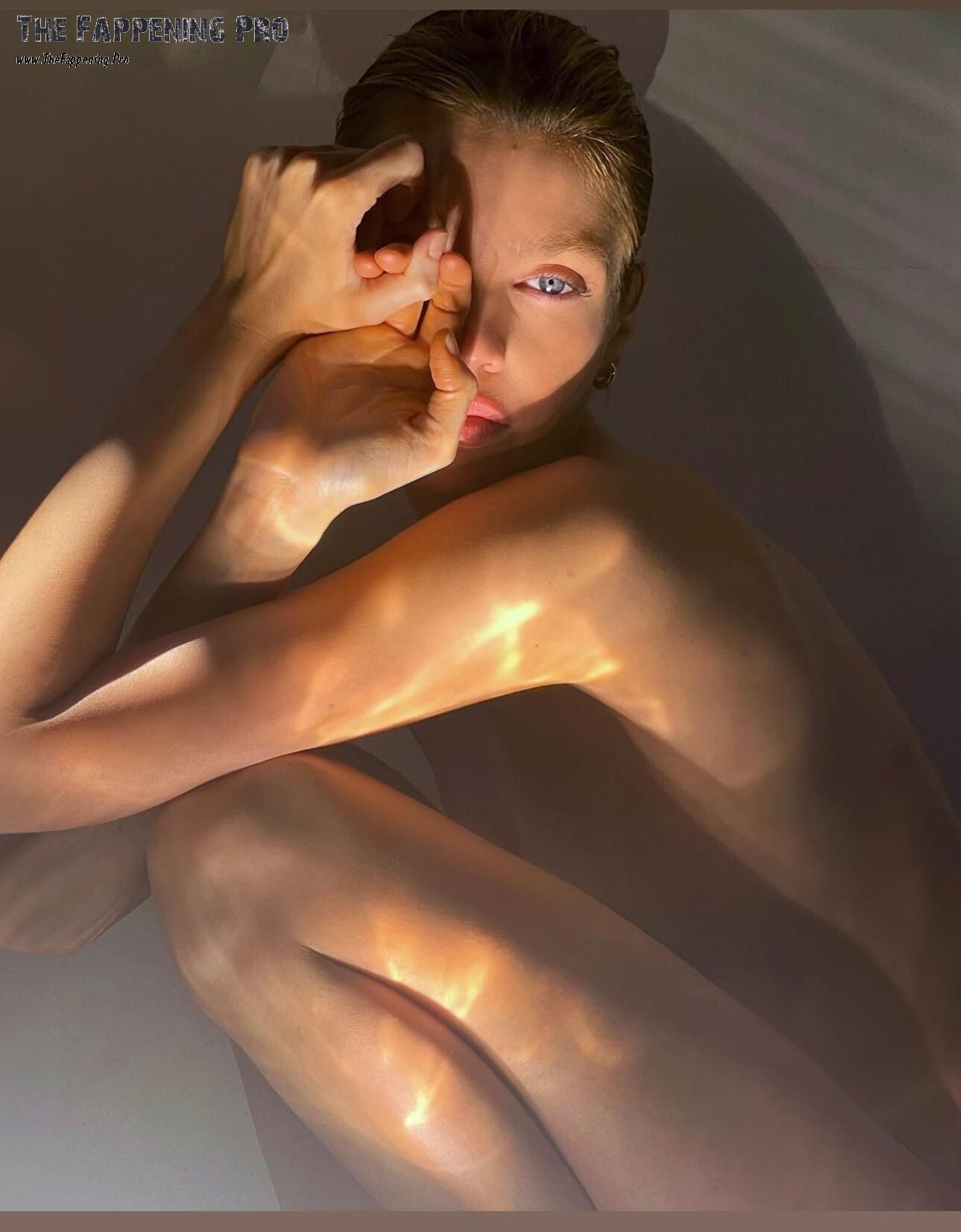 Get ready for a scandalous story as 33-year-old model Stella Maxwell shocks the world with a series of jaw-dropping nude photos on her Instagram page. With the caption "Au Naturelle", this Victoria's Secret beauty flaunts her natural beauty and glowing skin, attributing it to her use of only natural cosmetics and her love for Aloe Vera. Despite her age, Stella looks effortlessly stunning in these photos, proving that age is just a number in the world of high fashion. Don't miss out on the buzz surrounding this model's bold and fearless photoshoot!